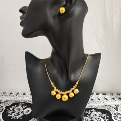 Collier avec boucle d'oreille Plaqué Or - boule